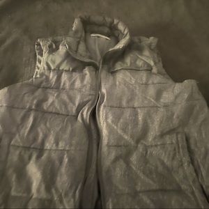 Black and gray Gap vest